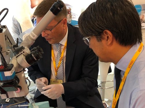 Norbert Hobbing (Presbia) erläutert einem interessierten Augenchirurgen im Wetlab die Implantation der Microlens.